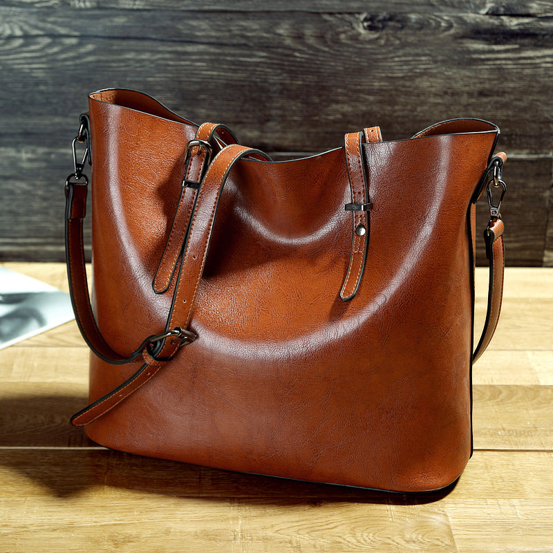 bolso bandolera censillo con sera de aceite, color marron claro con cremallera y buen acabado