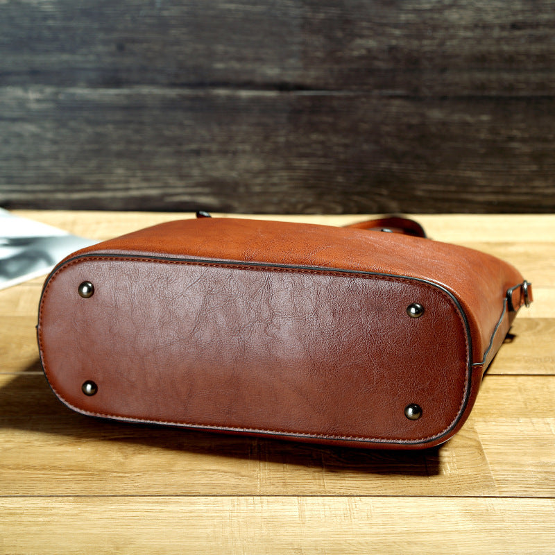 bolso bandolera censillo con sera de aceite, color marron claro con cremallera y buen acabado