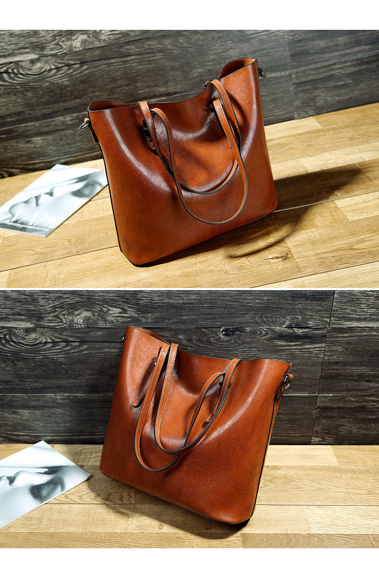 bolso bandolera censillo con sera de aceite, color marron claro con cremallera