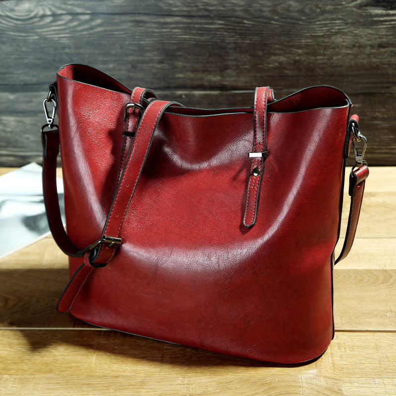 bolso bandolera censillo con sera de aceite, color rojo oscuro con cremallera y buen acabado