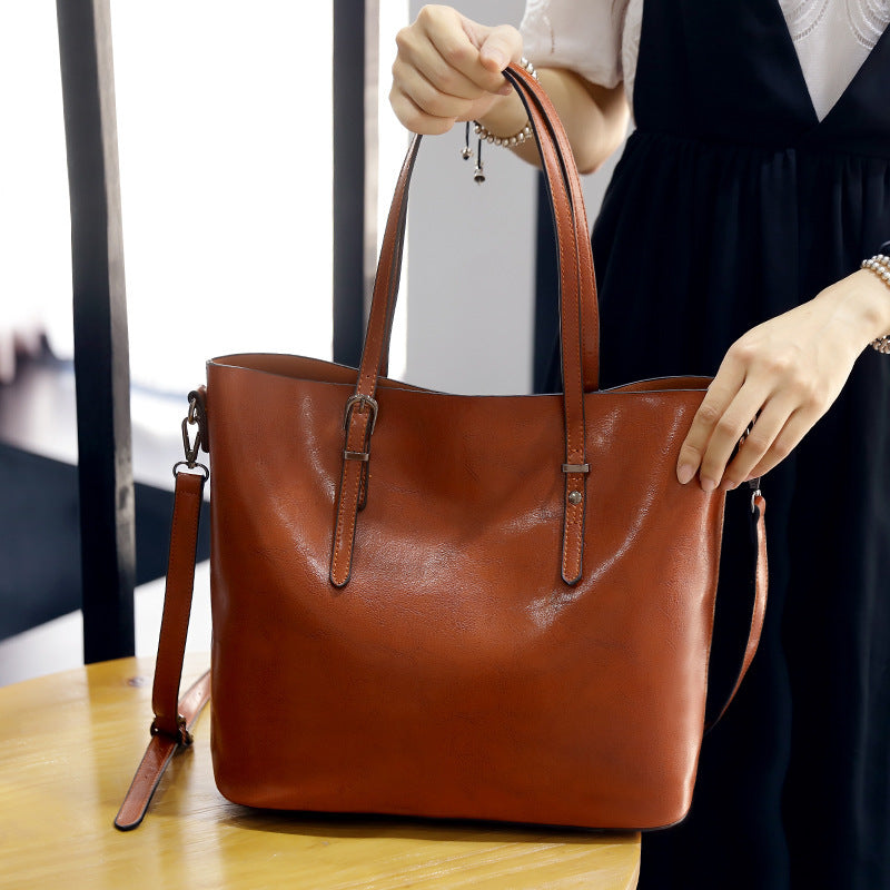 bolso bandolera censillo con sera de aceite, color marron claro