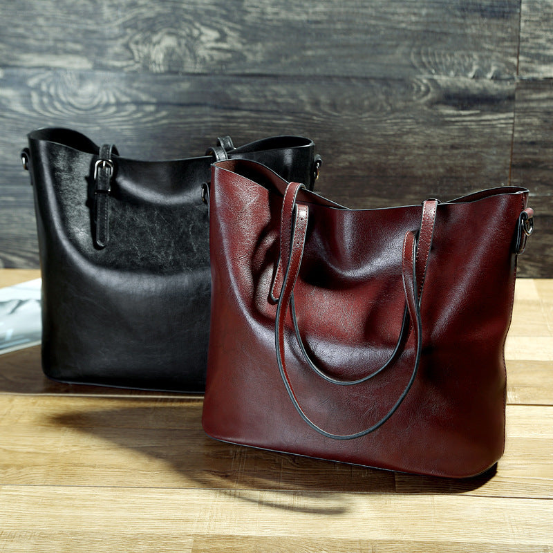 bolso bandolera censillo con sera de aceite, color marron oscuro y negro con cremallera y buen acabado